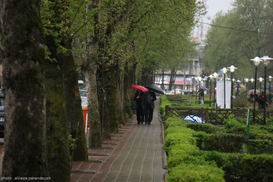 گزارش تصویری: حال و هوای لاهیجان در این روزهای بارانی / استقبال بسیار زیاد شهروندان و مسافران زیر باران از برنامه های هنری جشنواره نوروزی لاهیجان