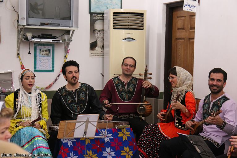 اجرای خیرخواهانه موسیقی زنده در آسایشگاه سالمندان لاهیجان