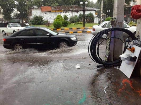 باران در لاهیجان 3 - بارش باران و آب گرفتگی خیابان‌ها در لاهیجان + عکس و فیلم - آب گرفتگی معابر
