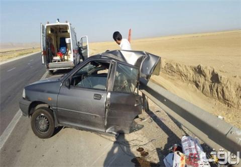 پرایدی که در برخورد با گاردریل نصف شد + عکس