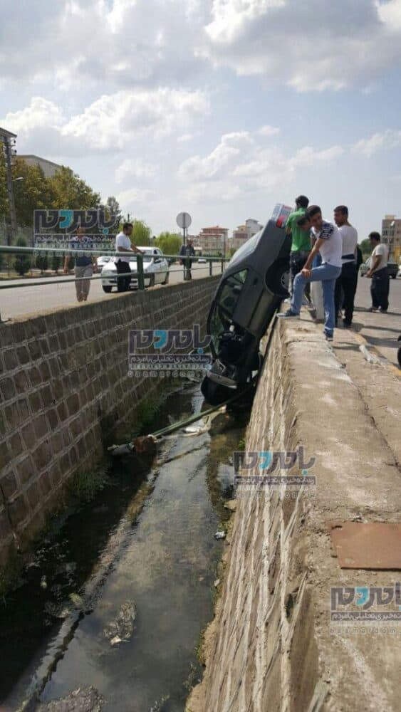 سقوط خودرو پژو در کانال آب حوالی دانشگاه آزاد لاهیجان