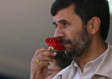 هرجای دنیا که می روی می گویی احمدی نژاد، اکثرِ مردم طرفدارش هستند / مردم با این اسم، حالِ استکبار را می گیرند / در سطح بین الملل همه نامه من به اوباما را تیتر یک کردند!