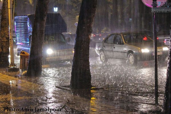 بارش شدید باران در لاهیجان 3 1 - تداوم بارش‌ها در کشور تا روز چهارشنبه - با مردم