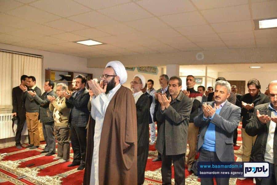 اقامه نماز جماعت با حضور امام جمعه، نماینده و فرماندار شهرستان در شهرداری لاهیجان + تصاویر