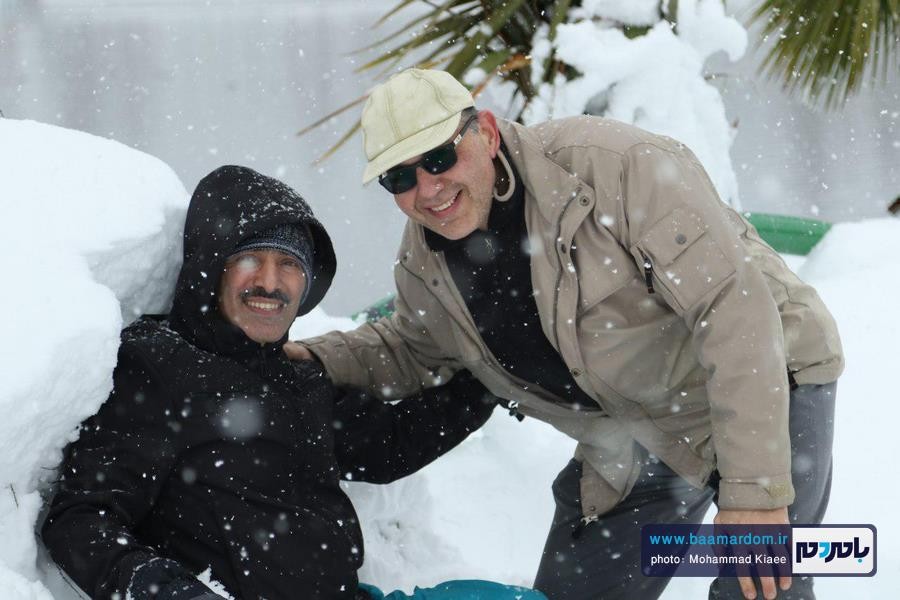 برف 14 بهمن لاهیجان 14 - از شادی شهروندان در یک روز برفی تا سقوط درختان و قطع کابل های برق و مردان پشت صحنه - baamardom