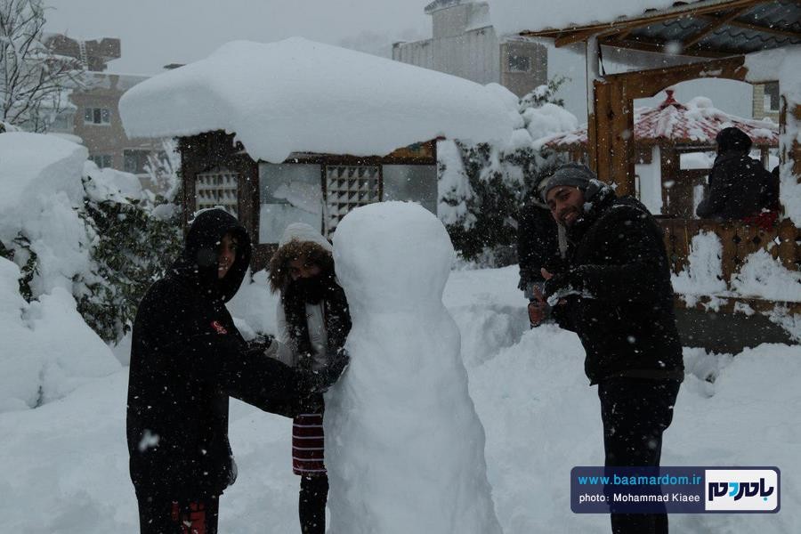 برف 14 بهمن لاهیجان 35 - از شادی شهروندان در یک روز برفی تا سقوط درختان و قطع کابل های برق و مردان پشت صحنه - baamardom