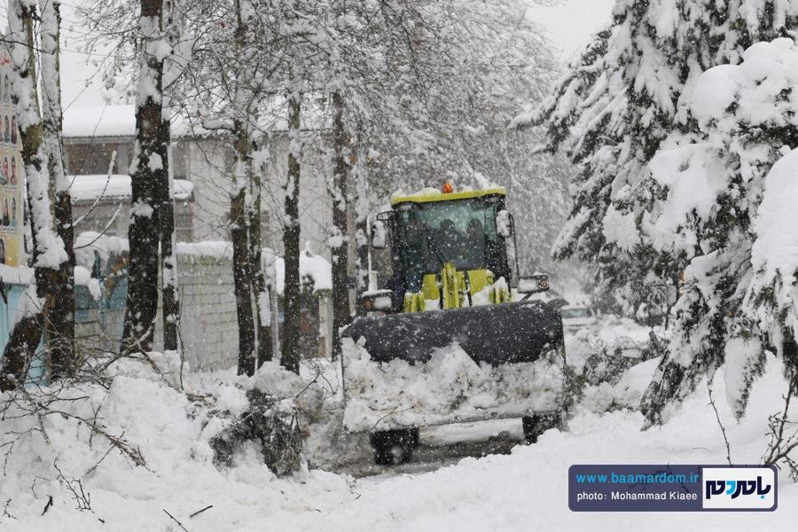 برف 14 بهمن لاهیجان 38 - از شادی شهروندان در یک روز برفی تا سقوط درختان و قطع کابل های برق و مردان پشت صحنه - baamardom