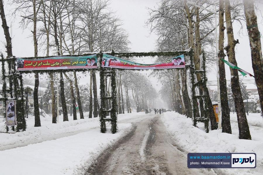 برف 14 بهمن لاهیجان 43 - از شادی شهروندان در یک روز برفی تا سقوط درختان و قطع کابل های برق و مردان پشت صحنه - baamardom