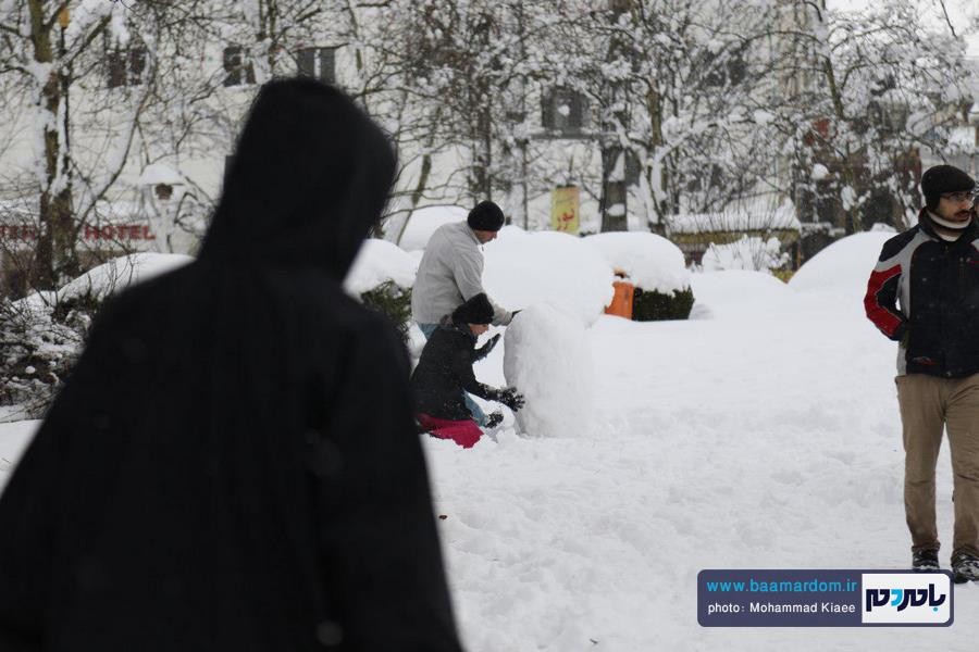 برف 14 بهمن لاهیجان 44 - از شادی شهروندان در یک روز برفی تا سقوط درختان و قطع کابل های برق و مردان پشت صحنه - baamardom