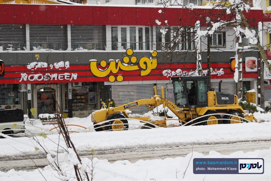 برف 14 بهمن لاهیجان 46 - از شادی شهروندان در یک روز برفی تا سقوط درختان و قطع کابل های برق و مردان پشت صحنه - baamardom