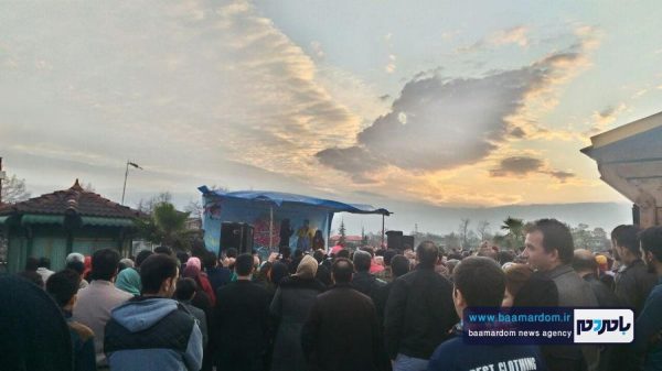 استقبال شهروندان و مسافران از جشنواره نوروزی لاهيجان 15 - گیلان آماده میزبانی از ۱۳ میلیون گردشگر نوروزی است - با مردم