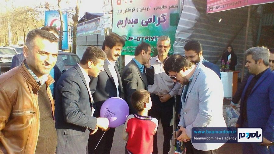 فرماندار و شهردار لاهیجان از مسافران با اهدای سوغات و هدایا استقبال کردند + تصاویر