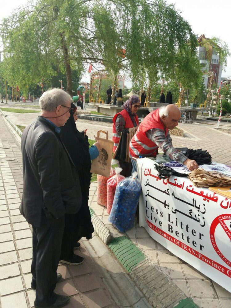 توزیع کیسه های پارچه ای توسط شهرداری لاهیجان و انجمن رفتگران طبیعت