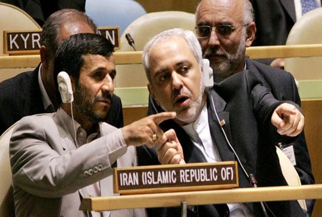 نگاه معنادار ظریف به احمدی‌نژاد در مراسم تنفیذ | عکس