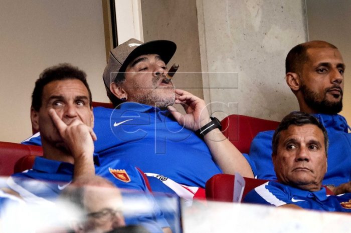 سیگار کشیدن اسطوره فوتبال در استادیوم+ عکس