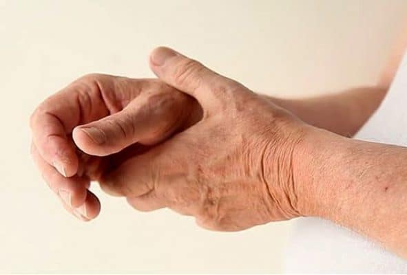 فشار دست - با فشار این نقطه از بدن، میگرن و دندان درد را درمان کنید - با