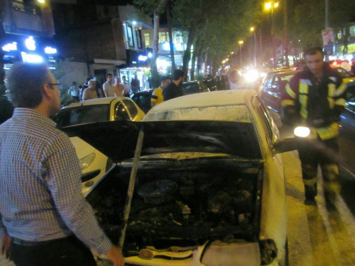 آتش گرفتن خودروی سواری در خیابان لاکانی رشت