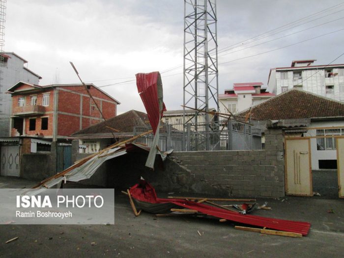 تندباد شدید و تخریب سقف منازل مسکونی در آستارا + عکس
