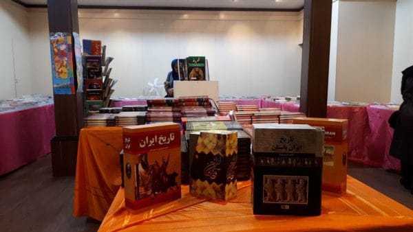 برپایی نمایشگاه کتاب با تخفیف ٥٠ درصدی در لاهیجان 3 - برپایی نمایشگاه کتاب با تخفیف ٥٠ درصدی در لاهیجان - ارشاد لاهیجان