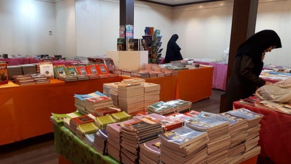 برپایی نمایشگاه کتاب با تخفیف ٥٠ درصدی در لاهیجان 4 - برپایی نمایشگاه کتاب با تخفیف ٥٠ درصدی در لاهیجان - ارشاد لاهیجان