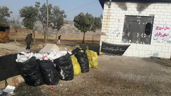 جمع‌آوری زباله‌های مسیر حرکت زائرین اربعین حسینی - جمع‌آوری زباله‌های مسیر حرکت زائرین اربعین حسینی در ایلام - ایلام