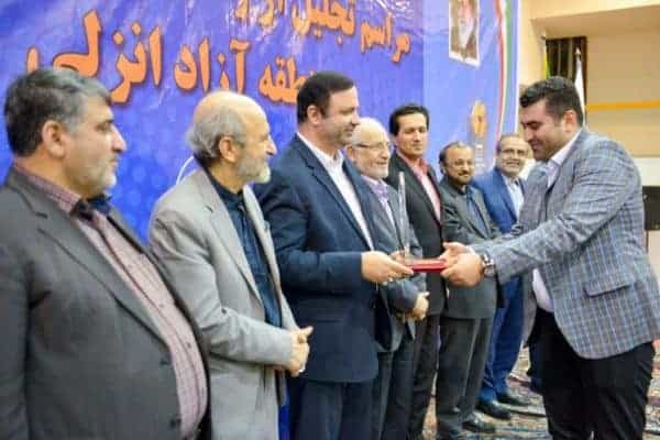 همایش تجلیل از واحدهای صادراتی تولیدی 2 747x498 - باید با کسانی که چرخه صادرات را کند می کنند برخورد جدی شود | مشوق های جدید صادراتی برای صادر کنندگان ارائه می شود -
