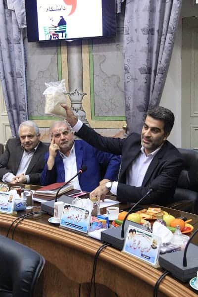 عضو شورا با خود سبوس برنج آورد! + تصاویر