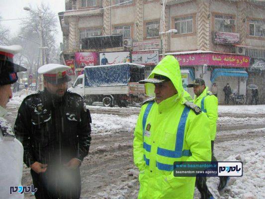حضور و خدمت رسانی پررنگ نیروهای پلیس لاهیجان 1 - بارش شدید برف در لاهیجان | حضور و خدمت رسانی پررنگ نیروهای پلیس + تصاویر - بامردم