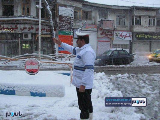 حضور و خدمت رسانی پررنگ نیروهای پلیس لاهیجان 2 - بارش شدید برف در لاهیجان | حضور و خدمت رسانی پررنگ نیروهای پلیس + تصاویر - بامردم