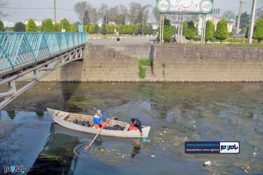 جمع‌آوری زباله‌های ریخته شده در رودخانه لنگرود با قایق + عکس