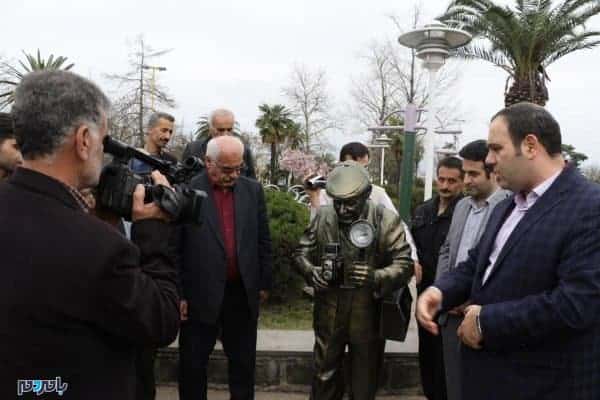 رونمایی از مجسمه مردعکاس در لاهیجان 6 - رونمایی از مجسمه مرد عکاس در لاهیجان + تصاویر - سوتان هنر لاهیجان