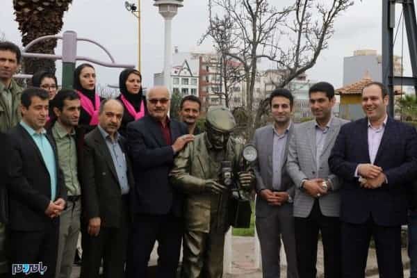 رونمایی از مجسمه مردعکاس در لاهیجان 8 - رونمایی از مجسمه مرد عکاس در لاهیجان + تصاویر - سوتان هنر لاهیجان