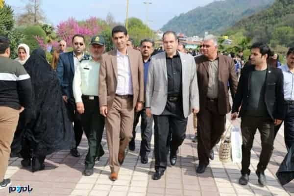 اقدامات جالب توجه و نمادین شهردار لاهیجان در روز طبیعت 2 - از تردد با دوچرخه تا توزیع کیسه‌های پلاستیکی و اهدای هدایای فرهنگی + تصاویر - دوچرخه