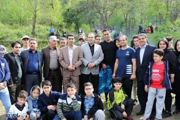 اقدامات جالب توجه و نمادین شهردار لاهیجان در روز طبیعت 3 - از تردد با دوچرخه تا توزیع کیسه‌های پلاستیکی و اهدای هدایای فرهنگی + تصاویر - دوچرخه