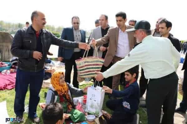 اقدامات جالب توجه و نمادین شهردار لاهیجان در روز طبیعت 5 - از تردد با دوچرخه تا توزیع کیسه‌های پلاستیکی و اهدای هدایای فرهنگی + تصاویر - دوچرخه