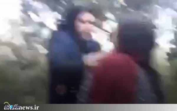 رفتار مامور گشت ارشاد با یک زن 2 - دستور وزیر کشور درباره رفتار مامور گشت ارشاد با یک زن + تصاویر - رفتار مامور گشت ارشاد با یک زن