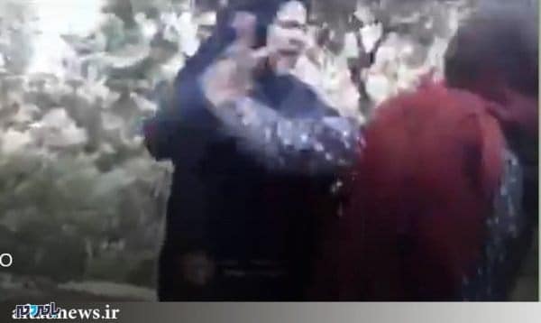رفتار مامور گشت ارشاد با یک زن 3 - دستور وزیر کشور درباره رفتار مامور گشت ارشاد با یک زن + تصاویر - رفتار مامور گشت ارشاد با یک زن