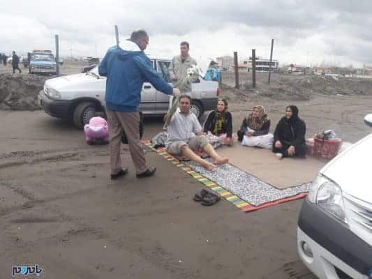 پاکسازی ساحل چاف و چمخاله 2 - از پاکسازی ساحل توسط اعضای شورای اسلامی و نیروهای شهرداری تا اهدای گل گلایل به مسافرین! + تصاویر - بامردم