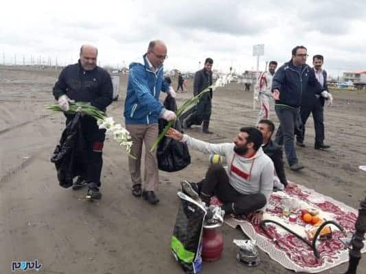 پاکسازی ساحل چاف و چمخاله 3 - از پاکسازی ساحل توسط اعضای شورای اسلامی و نیروهای شهرداری تا اهدای گل گلایل به مسافرین! + تصاویر - بامردم