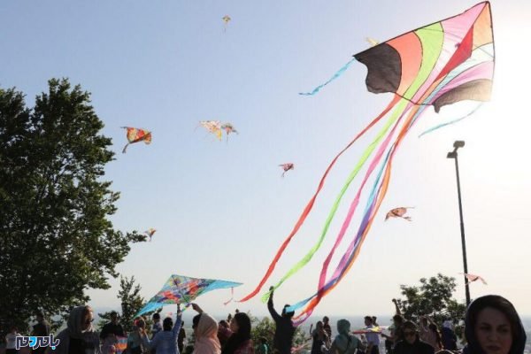 جشنواره بادبادک لاهیجان 600x400 - برگزاری جشنواره خانوادگی پرواز بادبادک در بام سبز لاهیجان