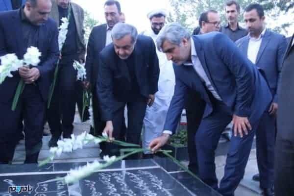 IMG 2782 747x498 - حضور استاندار بر مزار جان باختگان زلزله دلخراش رودبار -