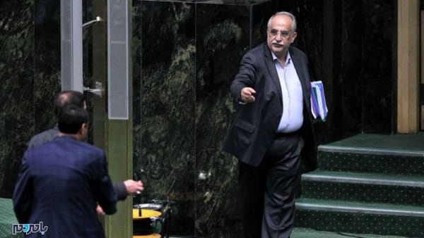 2853012 - مجلس وزیر اقتصاد را برکنار کرد -