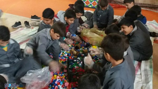 کارگاه آموزش تفکیک از مبدا و تفکیک رنگ درب بطری های پلاستیکی در بندر کیاشهر 3 - کارگاه آموزش تفکیک از مبدا و تفکیک رنگ درب بطری های پلاستیکی در بندر کیاشهر - با مردم