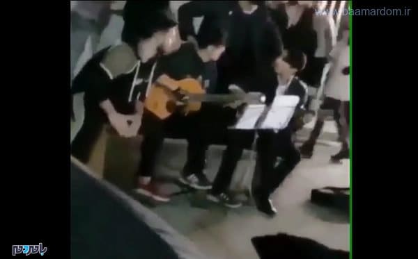برخورد فیزیکی با جوانانی که در حال نواختن ساز در شب شهادت - برخورد فیزیکی با جوانانی که در حال نواختن ساز هستند! + فیلم - با مردم