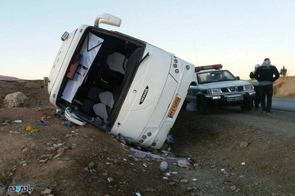 مصدومیت ۱۴ مسافر به دلیل واژگونی اتوبوس در اتوبان قزوین به رشت + اسامی مصدومان