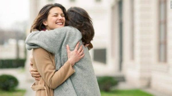 آغوش - نیاز روزانه انسان به آغوش چقدر است؟ - آغوش