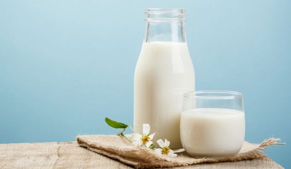 شیر - شیر را صبح بخوریم بهتر است یا آخر شب؟ - بهترین زمان مصرف شیر
