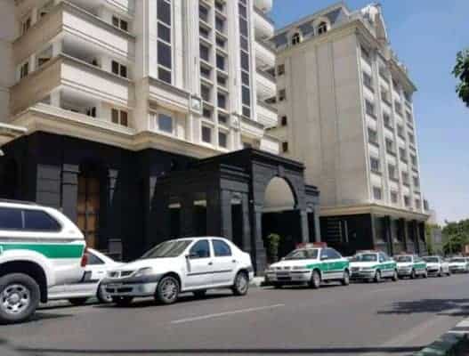 نمای بیرونی محل قتل همسر دوم محمد علی نجفی شهردار سابق تهران - مستندات صحنه قتل همسر نجفی جمع‌آوری شده/ هنوز کسی به عنوان متهم دستگیر نشده - قتل