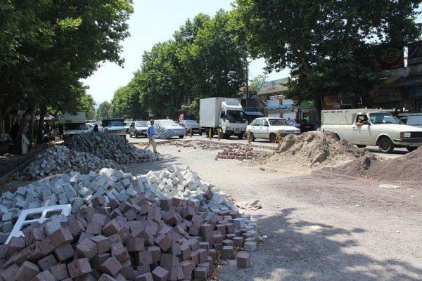 بازار لاهیجان 1 - انتقاد شدید سخنگوی شورای شهر از روند کند پروژه پیاده‌راه‌سازی بازار لاهیجان + تصاویر - بازار لاهیجان