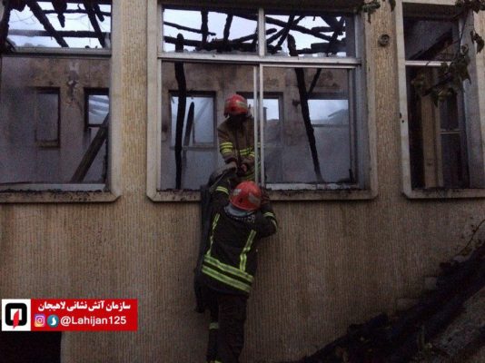 عملیات ۱۲۵ برای مهار آتش‌سوزی منزل مسکونی در لاهیجان 7 - عملیات ۱۲۵ برای مهار آتش‌سوزی منزل مسکونی در لاهیجان + تصاویر - آتش‌سوزی